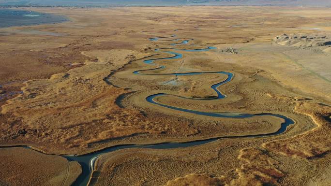 4k新疆风景帕米尔高原河流冰山蜿蜒河流