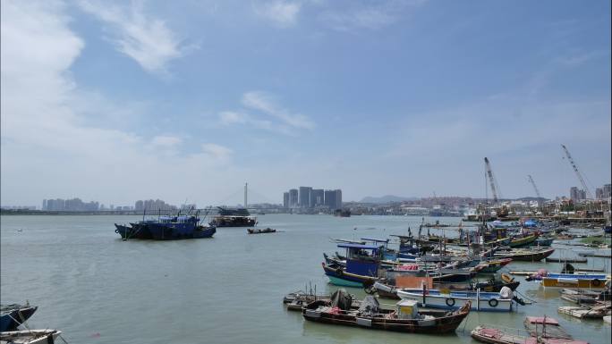 福建泉州渔船码头海边蓝天白云