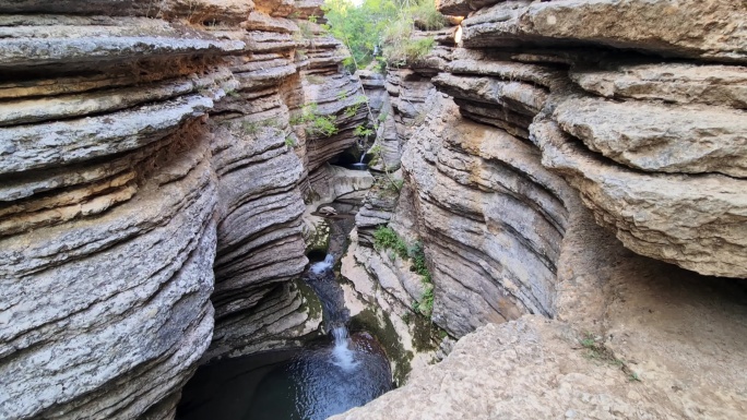 落基山溪峡谷岩石石壁河流