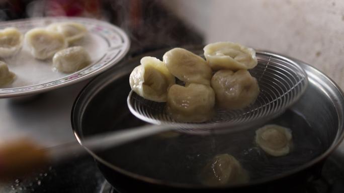 过年擀面煮饺子吃饺子