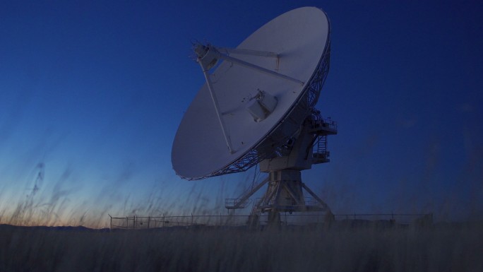 无线电望远镜大锅盖蓝天空镜