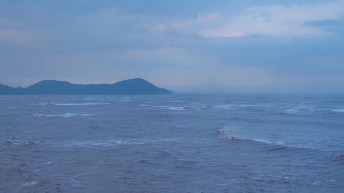 浙江普陀山台风天中的海面