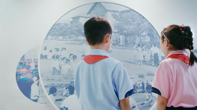 小学教师带领小学生参观科学展览馆资料馆