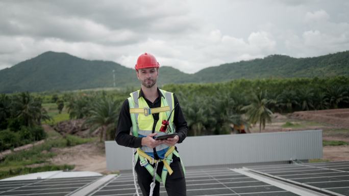 在太阳能发电厂工作的工程师或工厂经理或技术人员。检查太阳能电池板的发电量和预防性维护。太阳能发电工业