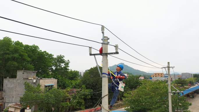 电力工人检修抢修施工输电线路电塔高空作业