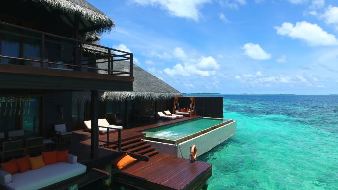 马尔代夫，蓝天，碧绿的大海，白色的沙滩和绿色的棕榈树。