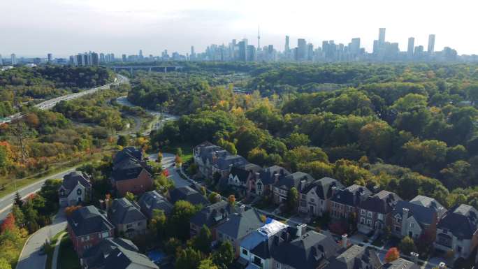 秋季的多伦多住宅区，以多伦多市中心为背景