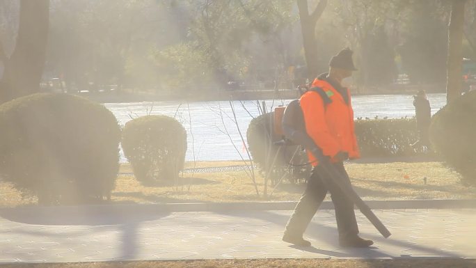 冬季公园作业人员吹风机扫尘除灰清洁保洁
