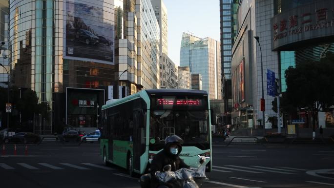 宁波城市街头车流公交车走路的人