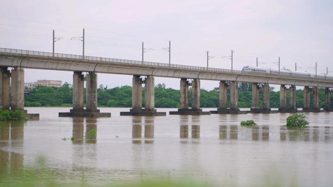 动车行驶开过桥上高铁在桥上开过铁路运输