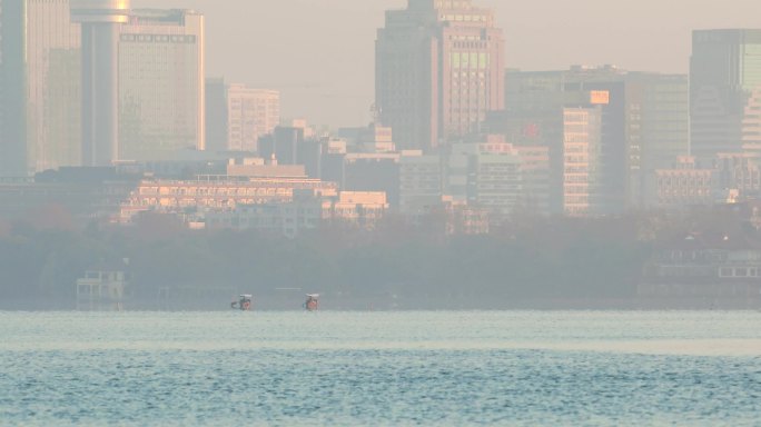 杭州西湖游船与城市现代高楼同框空镜