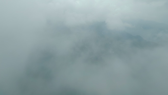 无人机飞过云层看见群山 云层下的群山