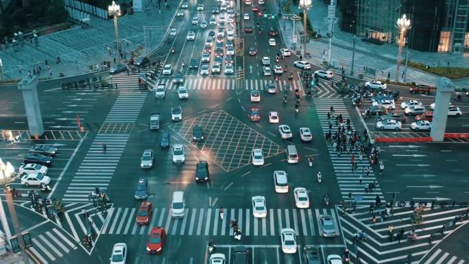 城市十字路口红绿灯堵车人流车流下班高峰