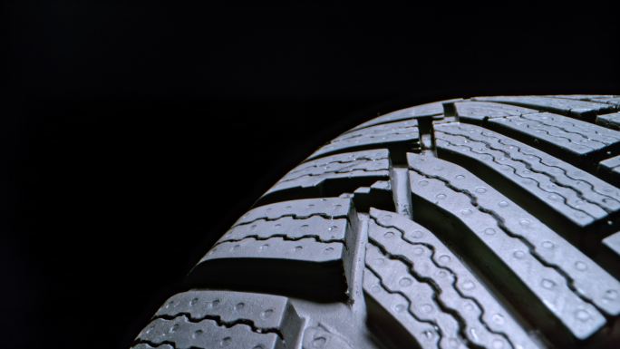 SLO MO新车轮胎表面的凹槽和缺口