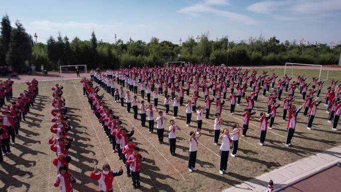 乡村小学做广播体操的小学生航拍