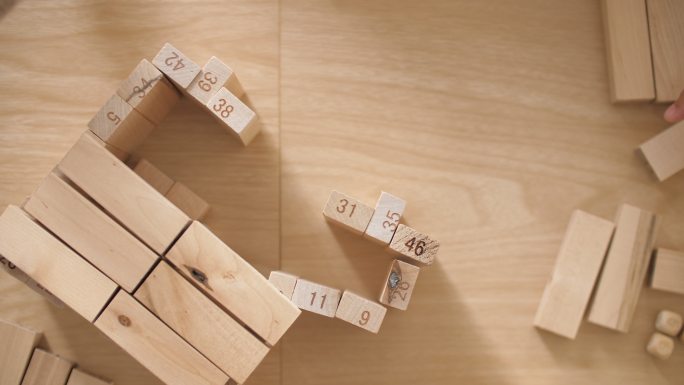 玩木箱的小女孩脑力开发堆积木游戏动手能力