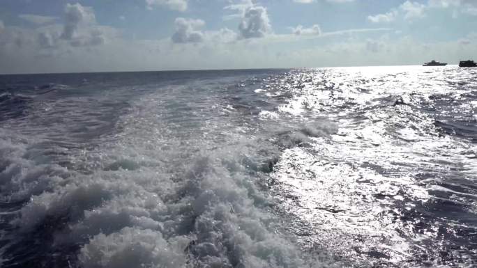 游艇海水海浪沙滩浪花飞溅勇往直前海洋