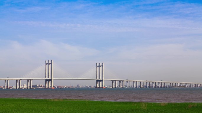 泉州湾跨海大桥延时摄影蓝天白云