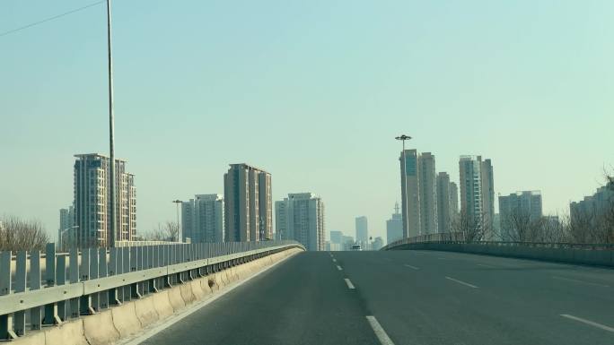 在北京的城市道路上行驶