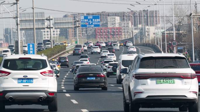 在城市中驾驶京兰路交通拥堵车流