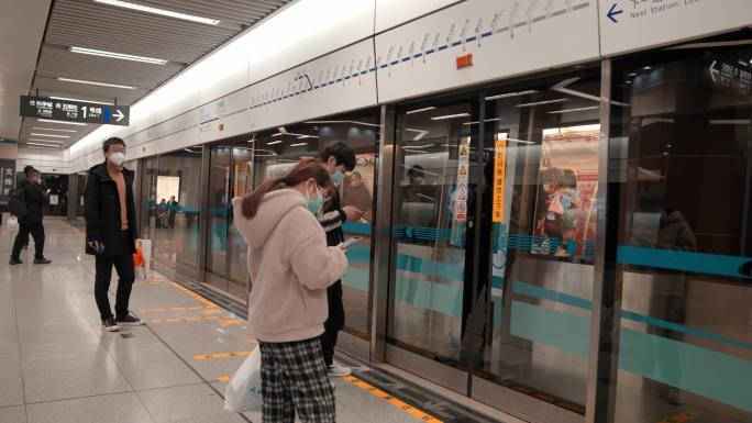 【4K】成都地铁市民排队乘坐地铁