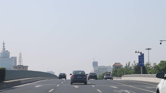 在北京的城市道路上行驶