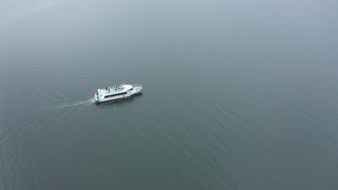 云南大理洱海观光船出游航拍