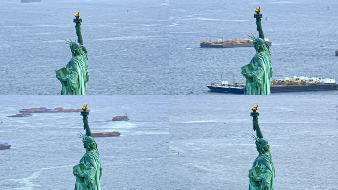 满载货船的纽约港自由女神像