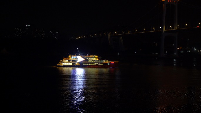 游艇夜晚在海上行驶