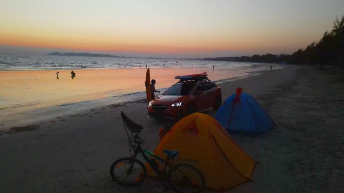 夏天的夏天海边自驾游冲浪板路营帐篷
