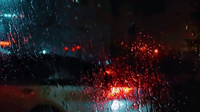 车窗外下雨冷暖色调对比
