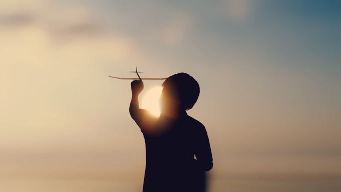 小男孩在湖面水面海面大海海洋奔跑视频素材