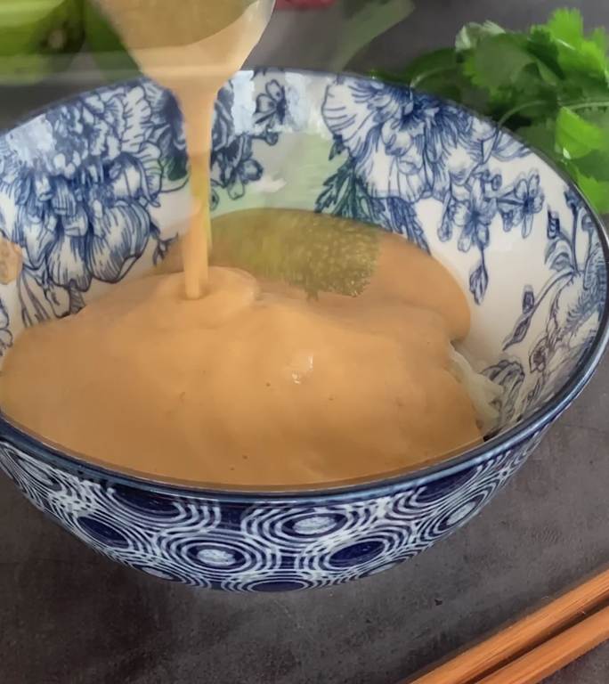 社交媒体亚洲汤的垂直食物准备博客蒙太奇