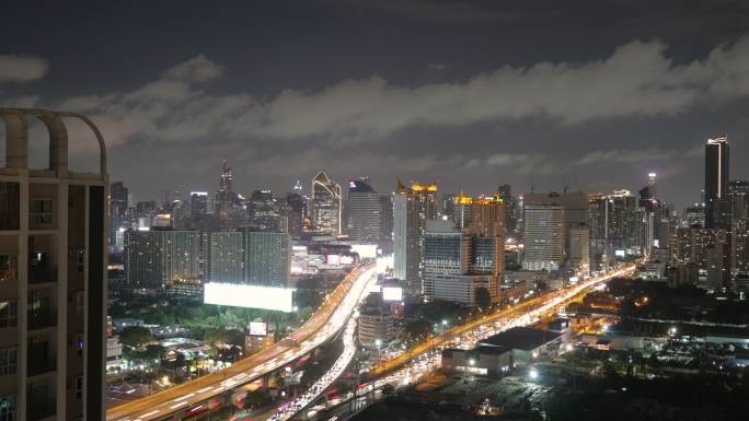 城市景观的时间流逝。高景，城市天际线，移动的云。