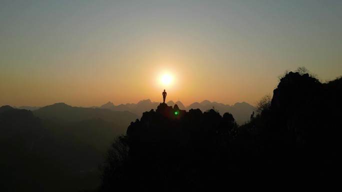 男人登峰造极-企业家站在山顶之巅探索思考