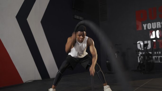 4K非洲运动员在健身房用战绳锻炼