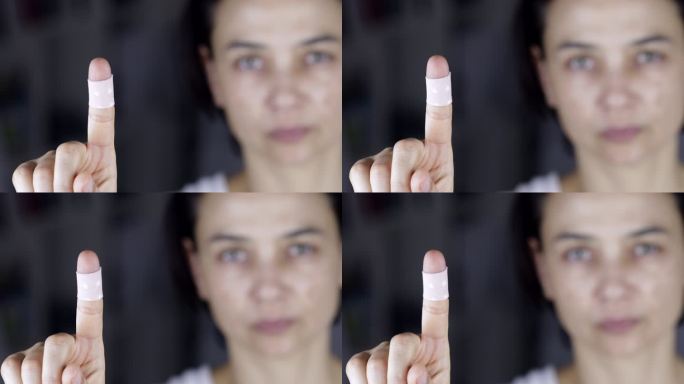 妇女用绷带、贴片展示手指