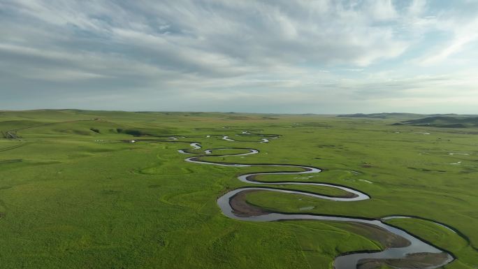 航拍绿色草原蜿蜒的河流