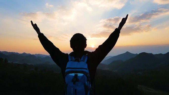 成功登顶张开手臂拥抱蓝天梦想攀登顶峰登山