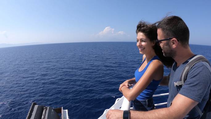 4K视频情侣在希腊扎金索斯乘坐渡船享受暑假