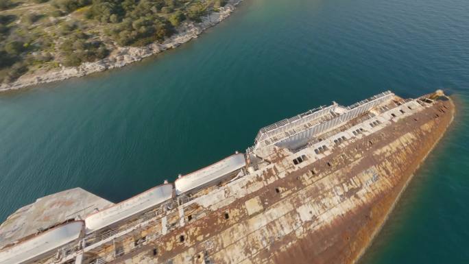 年，地中海天空号在埃莱夫西纳湾被遗弃的沉船的4K空中视频 雅典