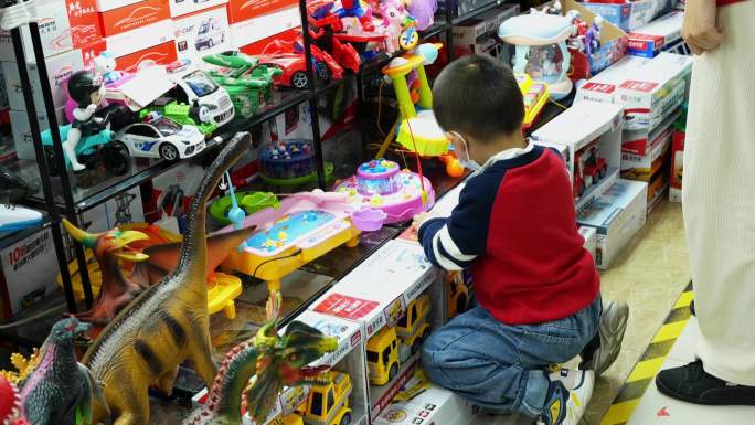 和小孩子逛玩具城玩具店买玩具