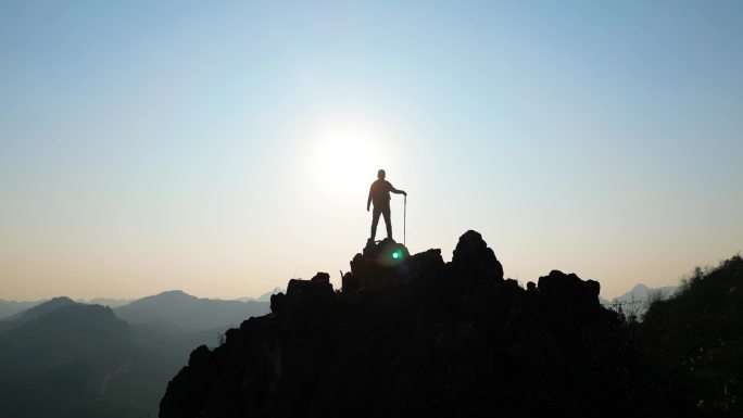 探险者攀登攀岩成功登山顶超越精神励志奋进