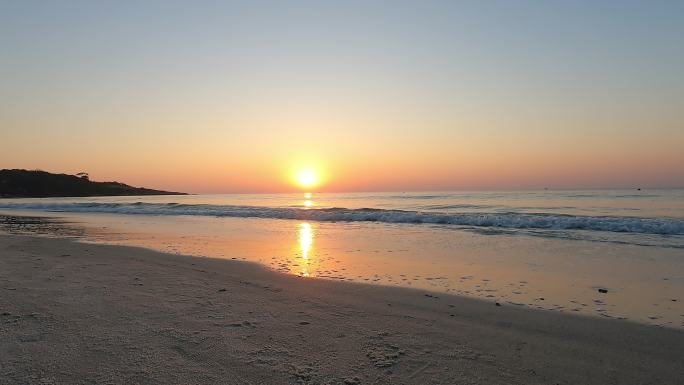 泰国萨米特岛日落或日出时，海滩上美丽的日出，白色沙滩