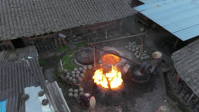 荥经砂器开窑上釉黑砂土法烧制工艺航拍素材