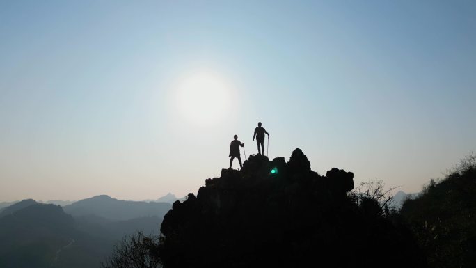 背包客登顶山峰站在群山之巅山高人为峰户外