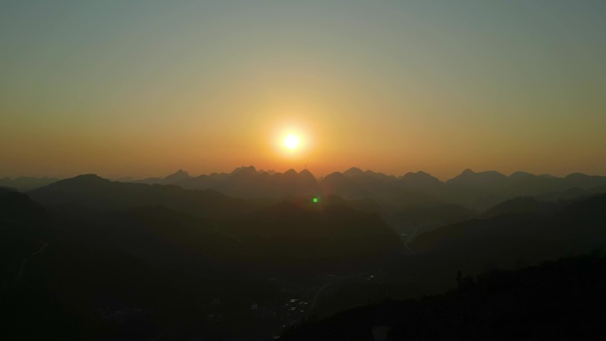 航拍日落山顶山区日落日落群山之巅夕阳美景