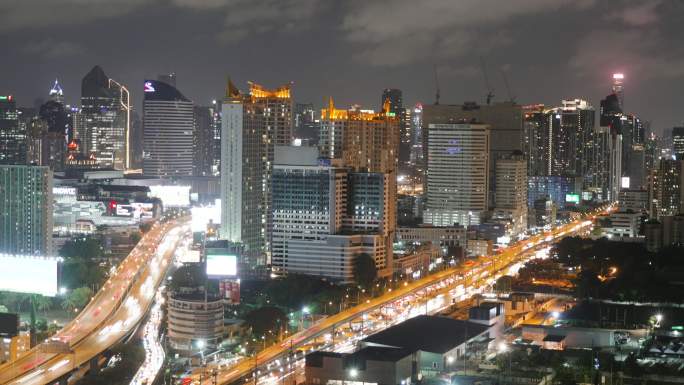 城市景观的时间流逝。高景，城市天际线，移动的云。