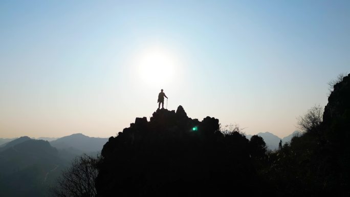 一个人登山在山顶独自一人站在群山之巅远眺