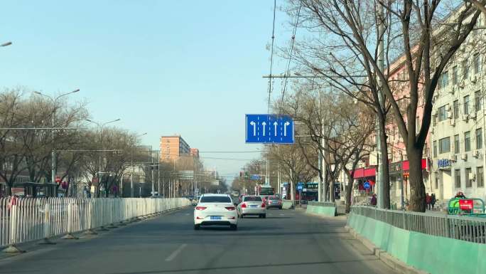 在北京的城市道路上行驶
